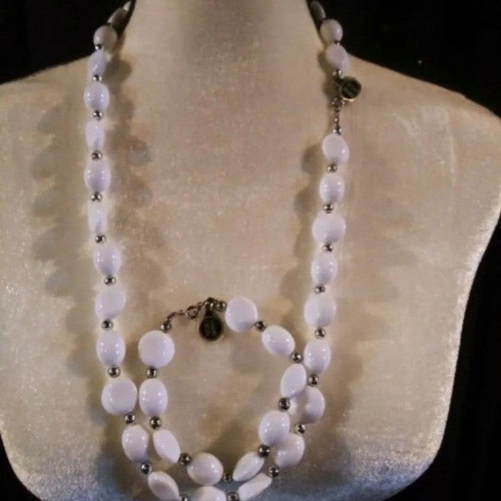NEW. Classy Beautiful Bright White 100% Lucite Bead Necklace Matching Bracelet - Picture 3 of 7